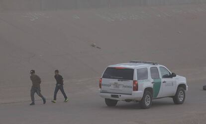 Migrantes evaden a la Guardia Nacional en Ciudad Juárez, México.