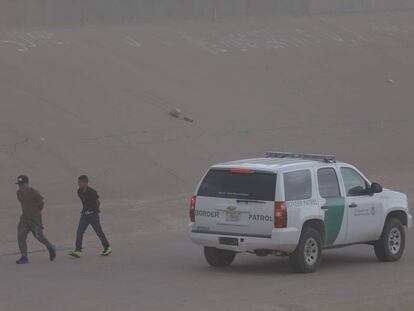 Migrantes evaden a la Guardia Nacional en Ciudad Juárez, México.
