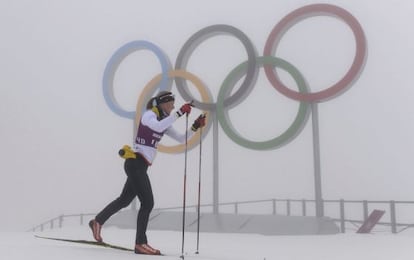 Una atleta se entrena entre la densa niebla.