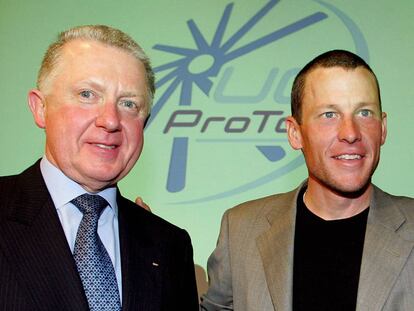 Verbruggen, a la izquierda, y Armstrong, en una imagen de 2005.