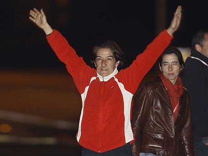 La médica Mercedes García saluda a su llegada a Madrid.