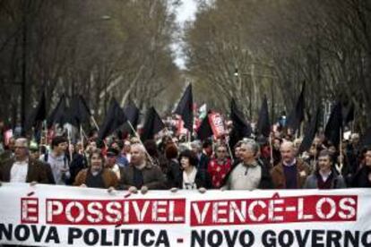 Varios funcionarios participan en una manifestación convocada por los sindicatos CGTP y STAL contra las medidas de austeridad del gobierno, en Lisboa (Portugal). EFE/Archivo