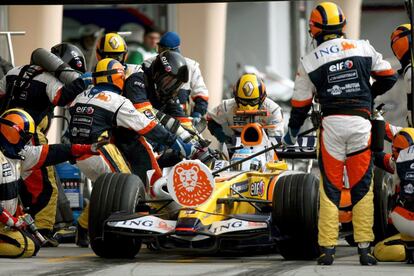 El piloto español hace una parada en el pit del equipo Renault durante el Gran Premio de Bahrein, disputado en el circuito de Sakhir, el 6 abril de 2008.