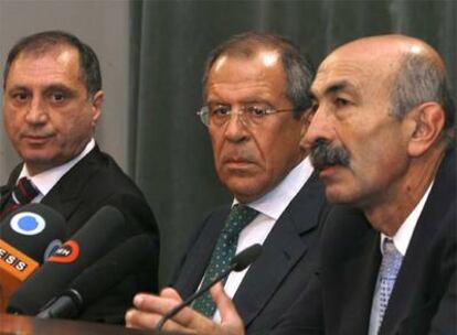 Sergey Lavrov (centro), durante una rueda de prensa con sus colegas de Osetia del Sur y Abjazia, Murat  Dzhióyev y Serguéi Shamba.