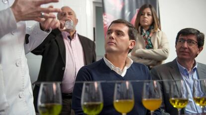 El presidente de Ciudadanos, Albert Rivera, junto al líder de la formación en Andalucía, Juan Marín (d).