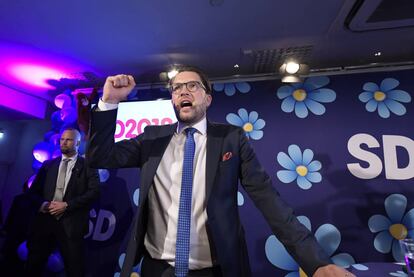 El líder del Partido Demócrata de Suecia, Jimmie Ökesson, habla en el partido electoral en Estocolmo, Suecia.