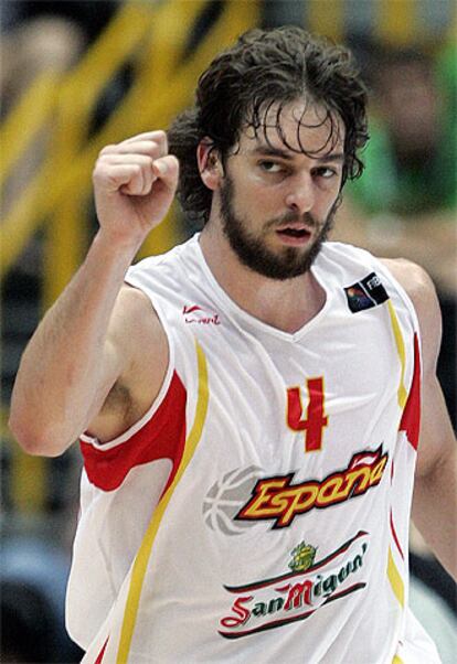 Pau Gasol celebra un punto durante el partido contra Serbia.