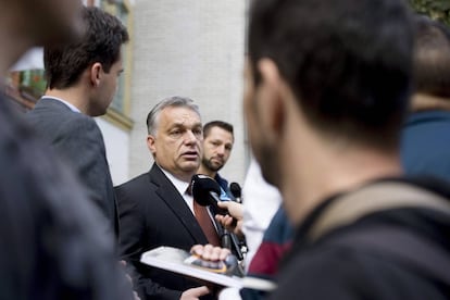 Viktor Orban charla con la prensa tras depositar su voto.