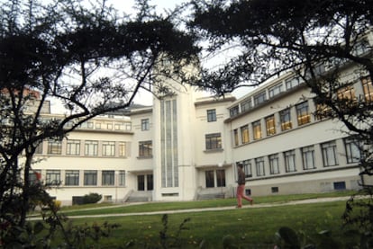 Zona verde rehabilitada en los aleredodres de la Escola Naval Universitaria en A Coruña.