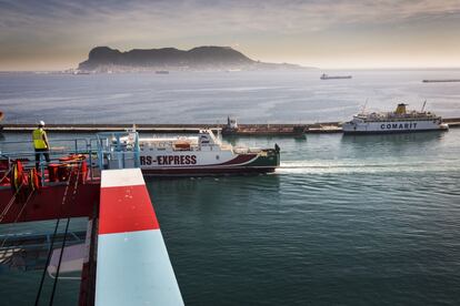 Una de las grúas de 70 metros de altura de la operadora APM, necesarias para cargar los más grandes barcos portacontenedores. En el puerto se trabaja día y noche, 365 días al año. Al fondo, Gibraltar.