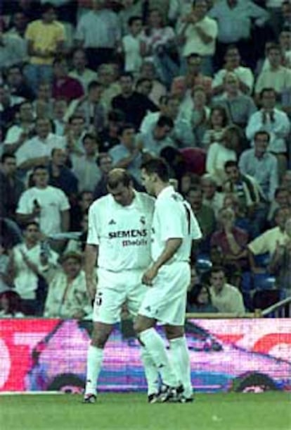 Zidane y Morientes hablan en un momento del partido.
