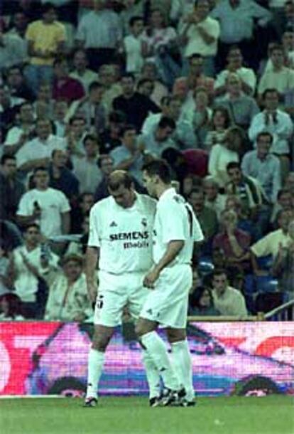 Zidane y Morientes hablan en un momento del partido.