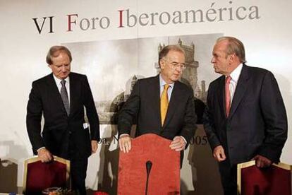 De izquierda a derecha, Ricardo Esteves, Jorge Sampaio y Francisco Pinto Balsemão, en el Foro Iberoamérica.