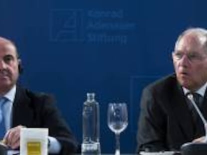 El ministro de Economía y Competitividad, Luis de Guindos (i), y el titular de Finanzas alemán, Wolfgang Schäuble, durante la rueda de prensa en Loja (Granada). EFE/Archivo