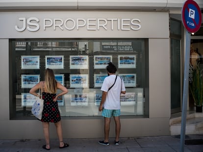 Dos personas observan inmuebles en alquiler y en venta en un escaparate de una inmobiliaria ubicada en Palma de Mallorca.
(Foto de ARCHIVO)
28/6/2020