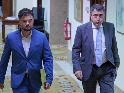 Los portavoces de ERC y PNV, Gabriel Rufián (a la izquierda) y Aitor Esteban, en los pasillos del Congreso el 24 de mayo.