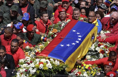 Féretro con los restos mortales del presidente venezolano, Hugo Chávez, sale del Hospital Militar de Caracas custodiado por la Guardia de Honor hasta la Academia Militar.