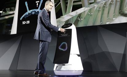 El vicepresidente de Marketing de LG desvela el robot de asistencia en aeropuertos.