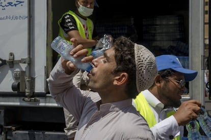 Un peregrino musulmán bebe agua durante la peregrinación anual 'Hajj' en La Meca (Arabia Saudí).