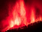 (LA PALMA), 19/09/2021.- Una erupción volcánica ha comenzado esta tarde de domingo en los alrededores de Las Manchas, en El Paso (La Palma), después de que el complejo de la Cumbre Vieja acumulara miles de terremotos en la última semana, conforme el magma iba presionando el subsuelo en su ascenso. Las autoridades habían comenzado horas antes evacuar a las personas con problemas de movilidad en cuatro municipios. Arturo Rodriguez