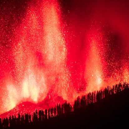 (LA PALMA), 19/09/2021.- Una erupción volcánica ha comenzado esta tarde de domingo en los alrededores de Las Manchas, en El Paso (La Palma), después de que el complejo de la Cumbre Vieja acumulara miles de terremotos en la última semana, conforme el magma iba presionando el subsuelo en su ascenso. Las autoridades habían comenzado horas antes evacuar a las personas con problemas de movilidad en cuatro municipios. Arturo Rodriguez