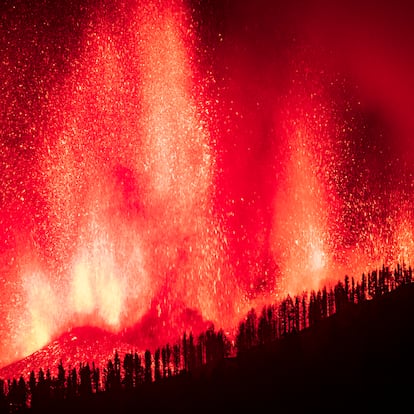 (LA PALMA), 19/09/2021.- Una erupción volcánica ha comenzado esta tarde de domingo en los alrededores de Las Manchas, en El Paso (La Palma), después de que el complejo de la Cumbre Vieja acumulara miles de terremotos en la última semana, conforme el magma iba presionando el subsuelo en su ascenso. Las autoridades habían comenzado horas antes evacuar a las personas con problemas de movilidad en cuatro municipios. Arturo Rodriguez