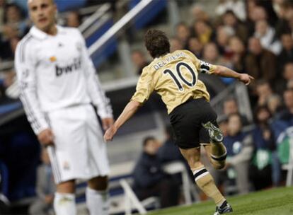 Del Piero celebra su primer gol al Madrid. De frente, Cannavaro.