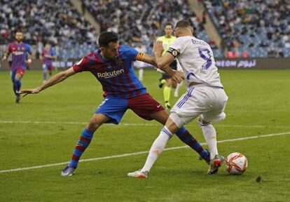 Sergio Busquets disputa la pilota amb Karim Benzema.