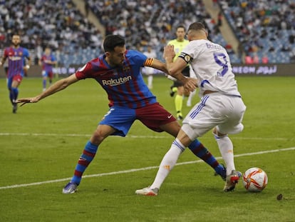 Sergio Busquets disputa la pilota amb Karim Benzema.