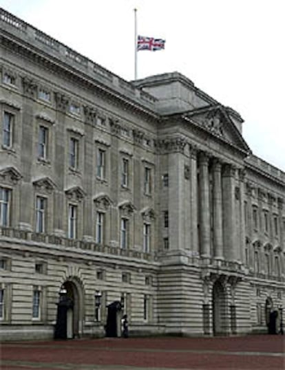 La bandera del Palacio de Buckingham, a media asta en señal de duelo por la princesa Margarita.