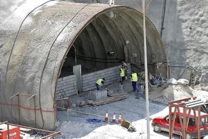 Trabajadores de Acciona tapiaban ayer una boca de uno de los túneles de la A-7 en Granada.