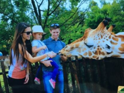 La familia Stoner con la peque&ntilde;a Alessandra, en el zoo hace unos d&iacute;as. 