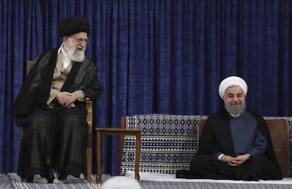 El presidente de Irán, Hasan Rohaní, junto al líder supremo iraní, el ayatolá Alí Jameneí.