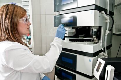 Empleada en el laboratorio de GalChimia, con sede en O Pino (A Coruña).