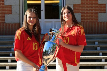 La princesa Leonor y la infanta Sofía posan con el trofeo durante la recepción en el palacio de La Zarzuela.