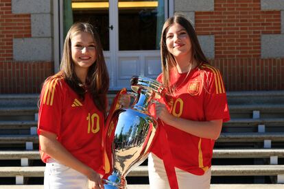 La princesa Leonor y la infanta Sofía posan con el trofeo durante la recepción en el palacio de La Zarzuela.