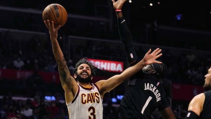 Ricky Rubio lanza ante Reggie Jackson en el partido entre Cavaliers y Clippers. Kirby Lee (Reuters)