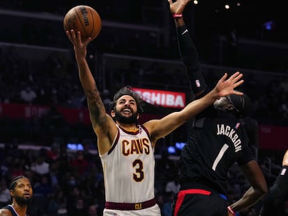 Ricky Rubio lanza ante Reggie Jackson en el partido entre Cavaliers y Clippers. Kirby Lee (Reuters)