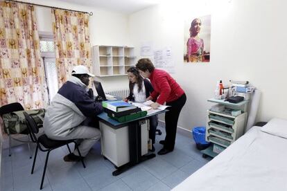 Un inmigrante recibe asesoramiento en la asociación Karibu.