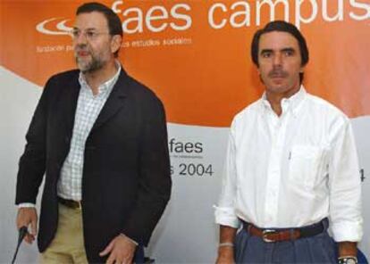 Mariano Rajoy y José María Aznar, durante la clausura de los cursos organizados por la FAES en Navacerrada.