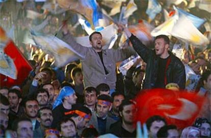 Simpatizantes del Partido de la Justicia y el Desarrollo celebran su triunfo electoral el domingo por la noche.