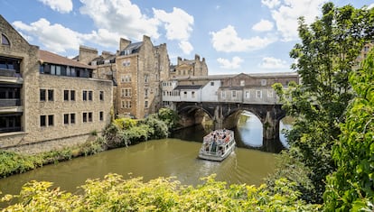 Un barco en el río Avon, a su paso por el Pulteney Bridge, en el centro de Bath.