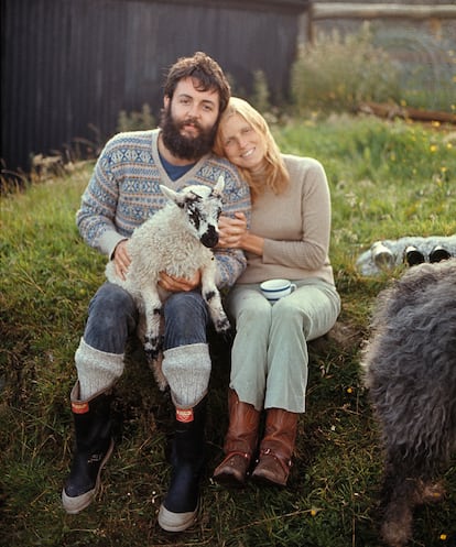Paul McCartney and Linda McCartney pose with a baby lamb.