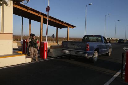 Chevrolet americanos en la entrada a la base de Morón.