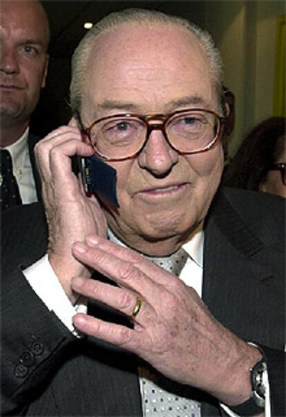 En la imagen, Jean Marie Le Pen habla por teléfono al conocer el resultado de los primeros sondeos.