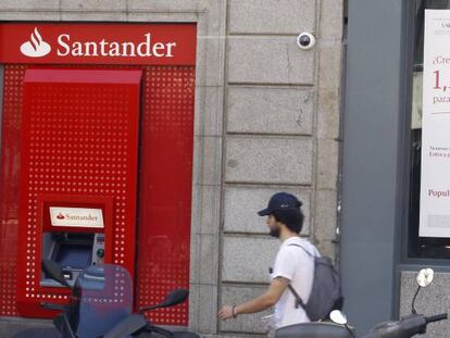 Una sucursal de Santander junto a otra de Popular en una calle de Madrid. La marca Popular ha sido absorbida ya por la de Santander. 