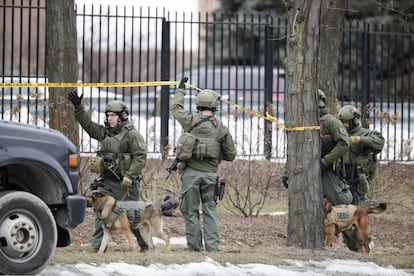 Operativo policial en la cervecería Molson Coors en Milwaukee, en Estados Unidos.