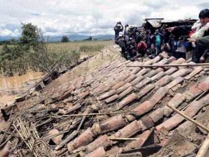 El presidente Evo Morales visita una de las zonas afectadas por las lluvias.