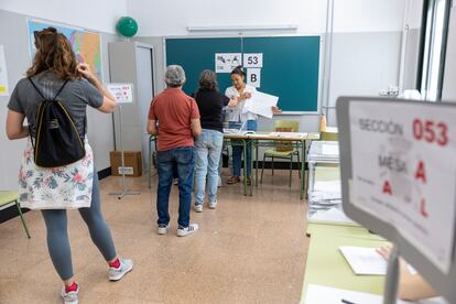 Colas de ciudadanos para votar en una mesa electoral del instituto de secundaria Santa Engracia de Madrid.