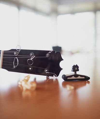 Detalle de una de las guitarras de Felipe Conde